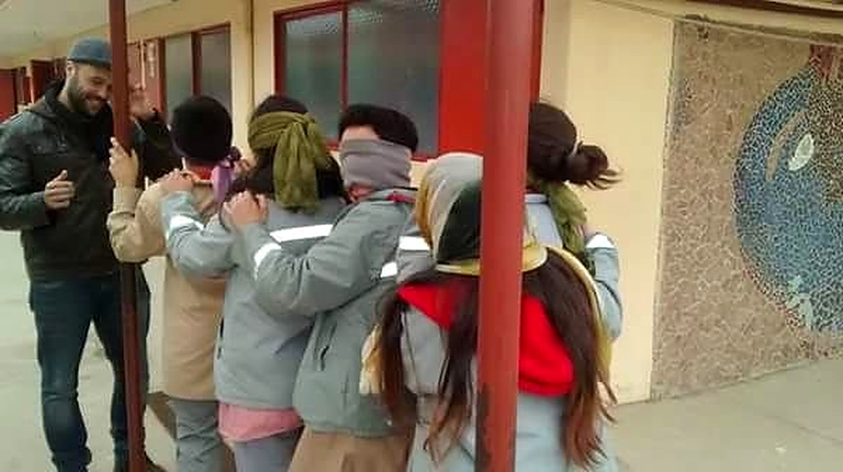 Patricio Escobar con niños en una actividad lúdica